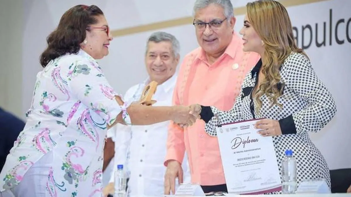 Gobernadora de Guerrero reconoce a trabajadores de apoyo educativo