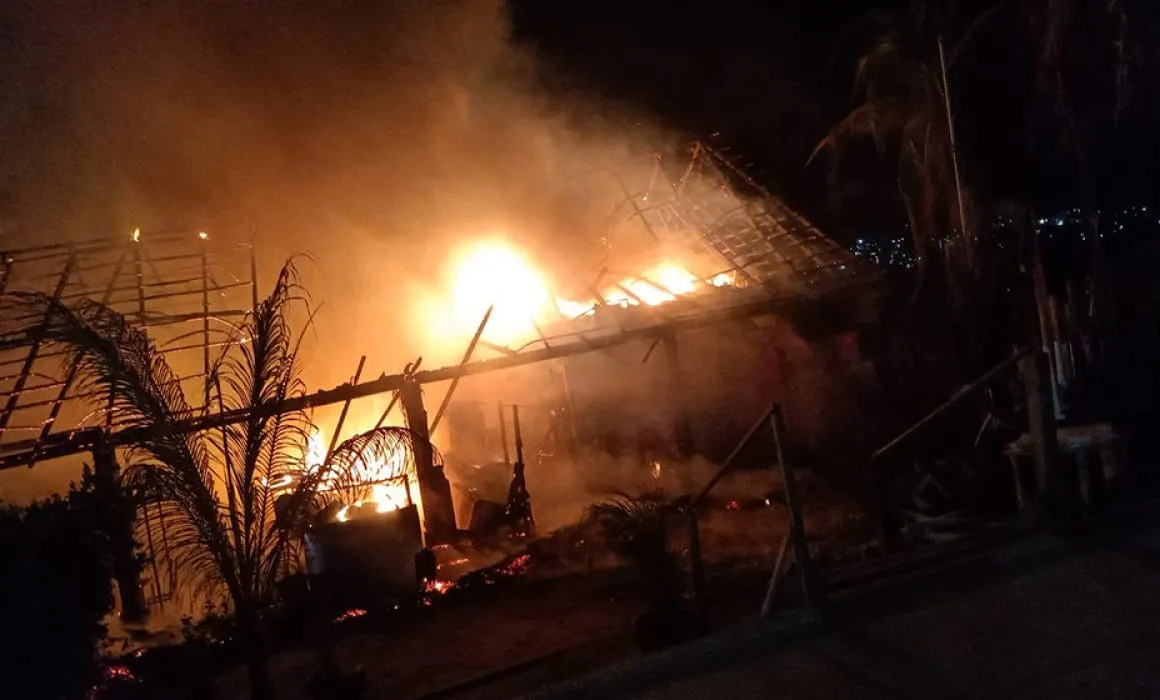 Incendio consume 3 restaurantes de playa Papagayo en Acapulco