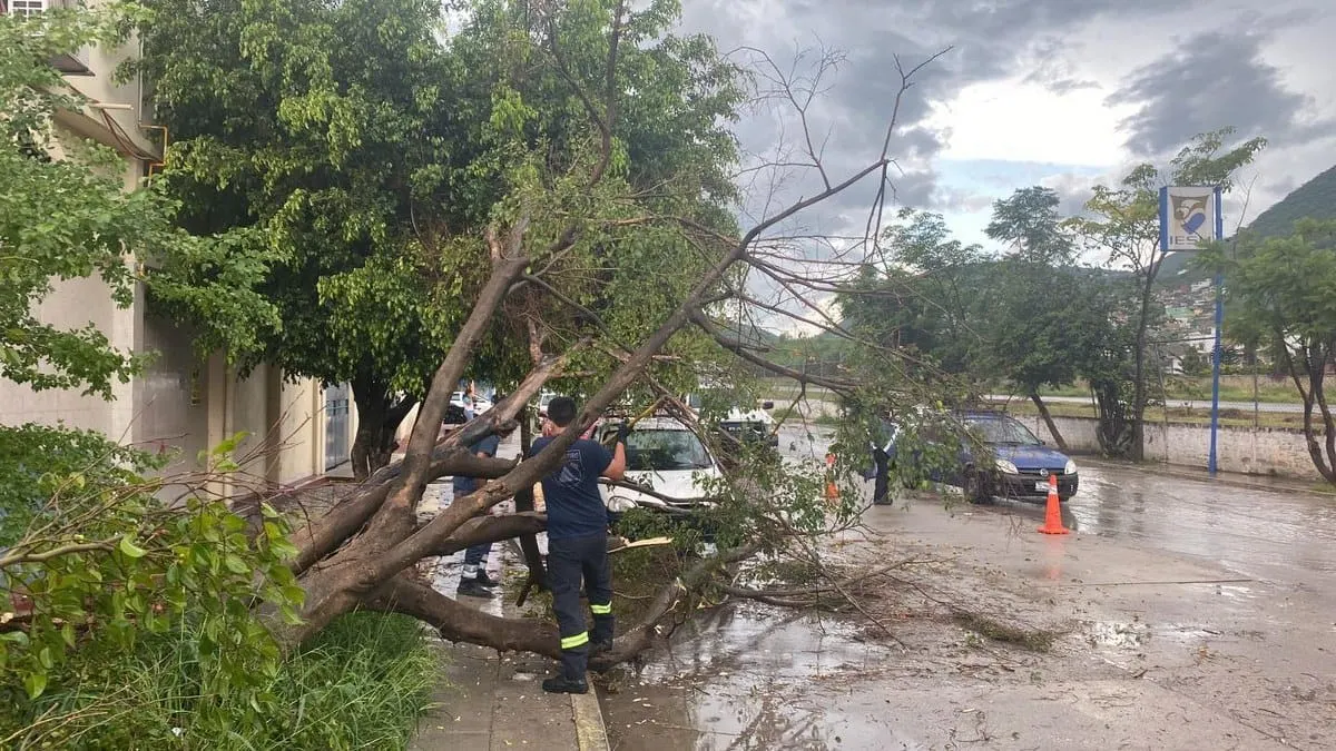 Intensa tromba causa daños en Chilpancingo, Guerrero
