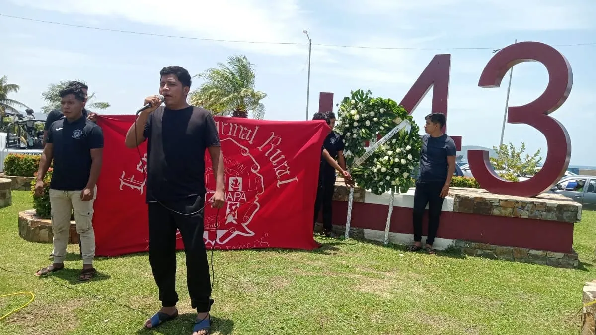 Normalistas denuncian mentiras en informe de AMLO sobre los 43
