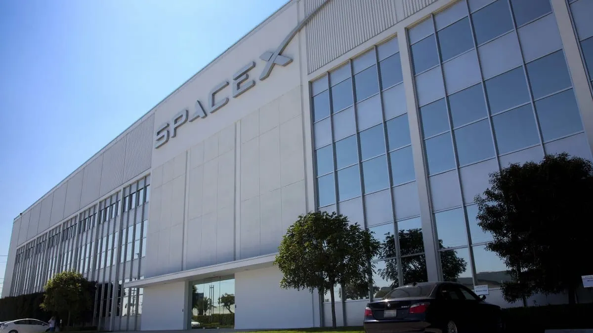 Sacará Musk a SpaceX de California tras aprobarse ley transgénero