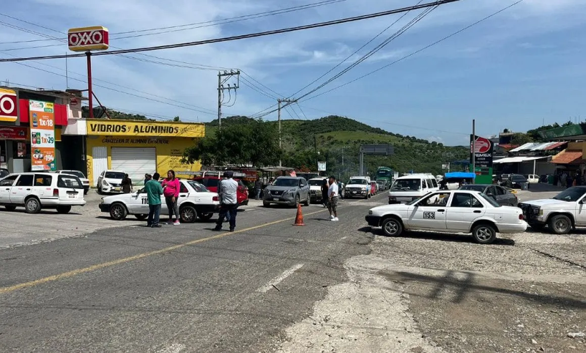 Cierran comercios y bloquean carretera en Teloloapan para exigir seguridad, tras enfrentamientos