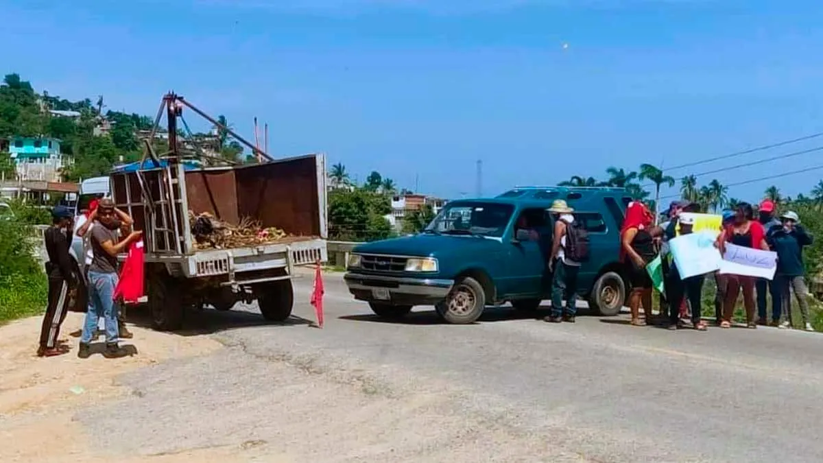 Con bloqueo, denuncian corte de electricidad en Acapulco