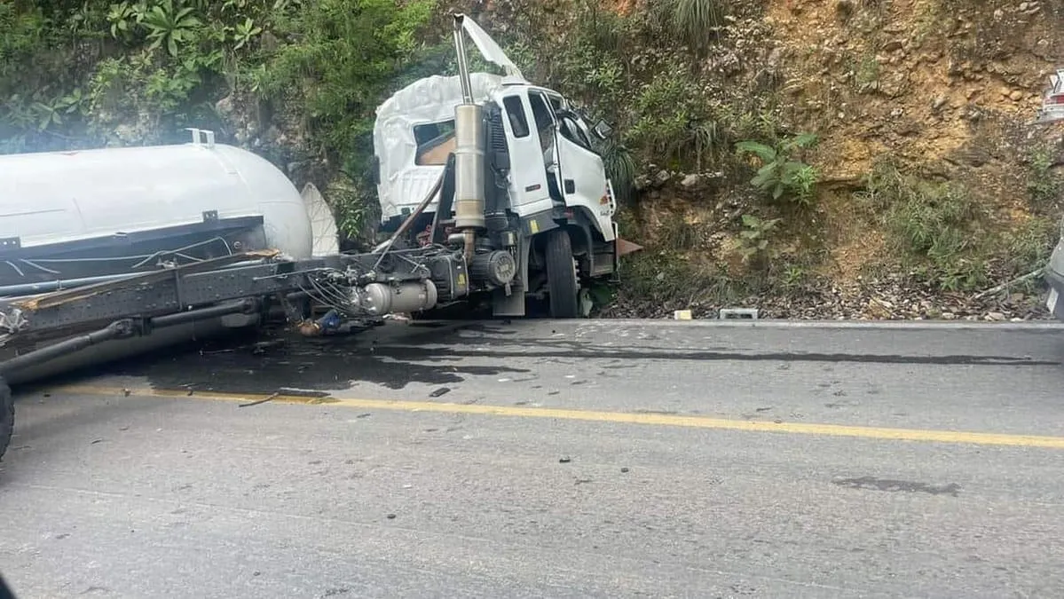 Vuelca pipa sobre la carretera Tixtla-Chilapa
