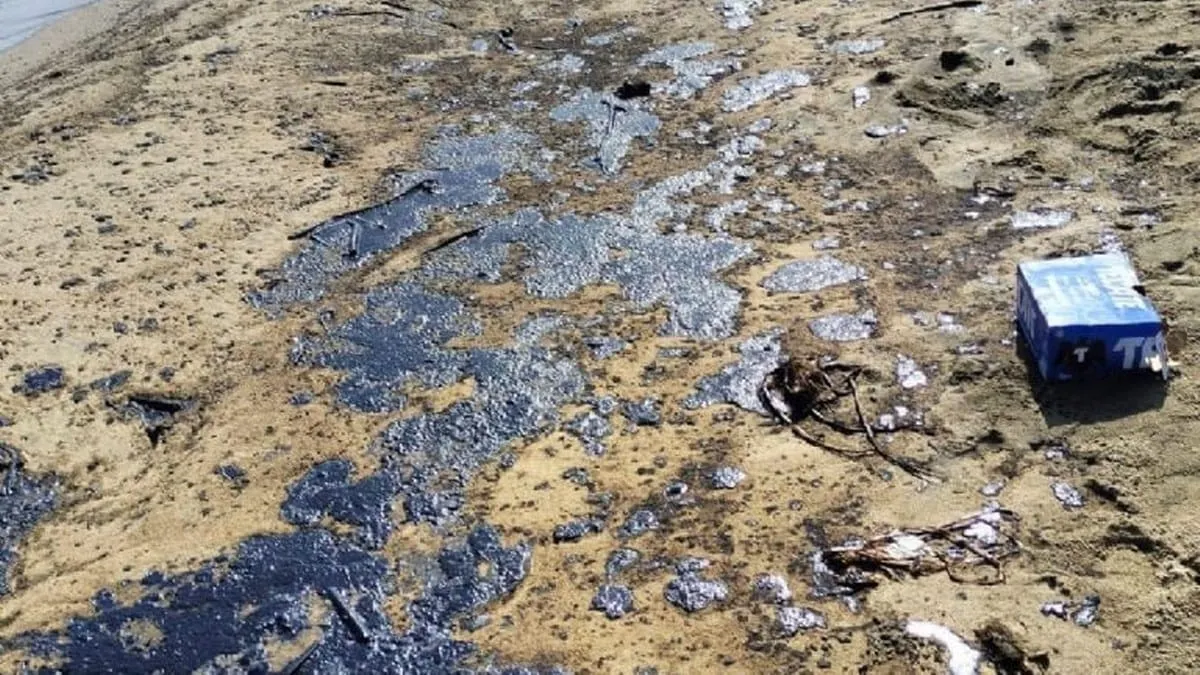 Contaminación de Pemex sigue golpeando a Tabasco; cierran playa con manchas de chapapote en Paraíso