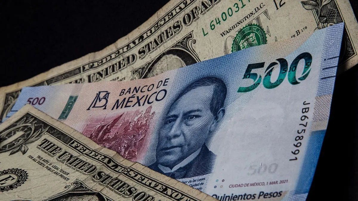 Peso mexicano sigue en caída libre por inestabilidad política; alcanza los 19.44 por dólar