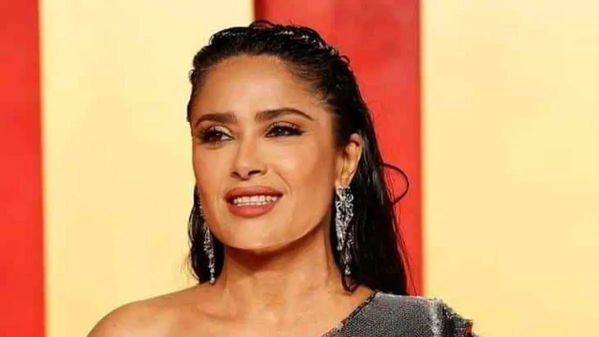 ¿Por qué Salma Hayek presume fotos con bikini y pareo en una playa desierta al atardecer?