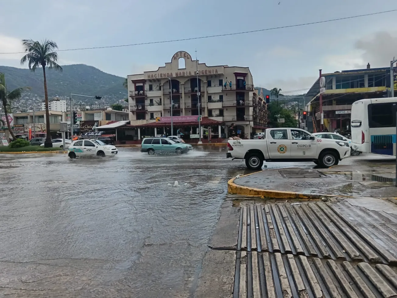 Lluvias y vientos fuertes dejan autos varados y palmas caídas en Acapulco