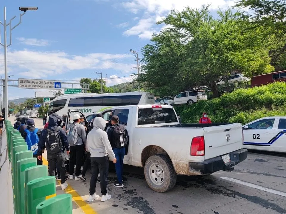 Normalistas bloquean 2 horas la Autopista del Sol; vandalizan las oficinas de la SEG