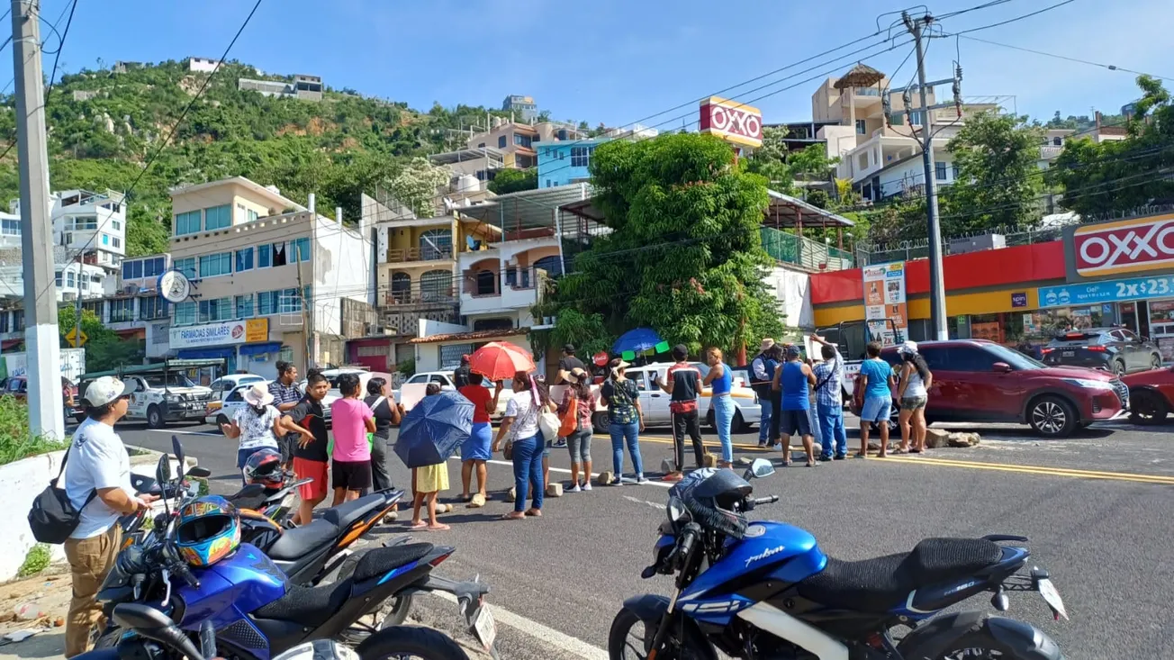 Bloquean calles de Acapulco para exigir el suministro de agua a la CAPAMA
