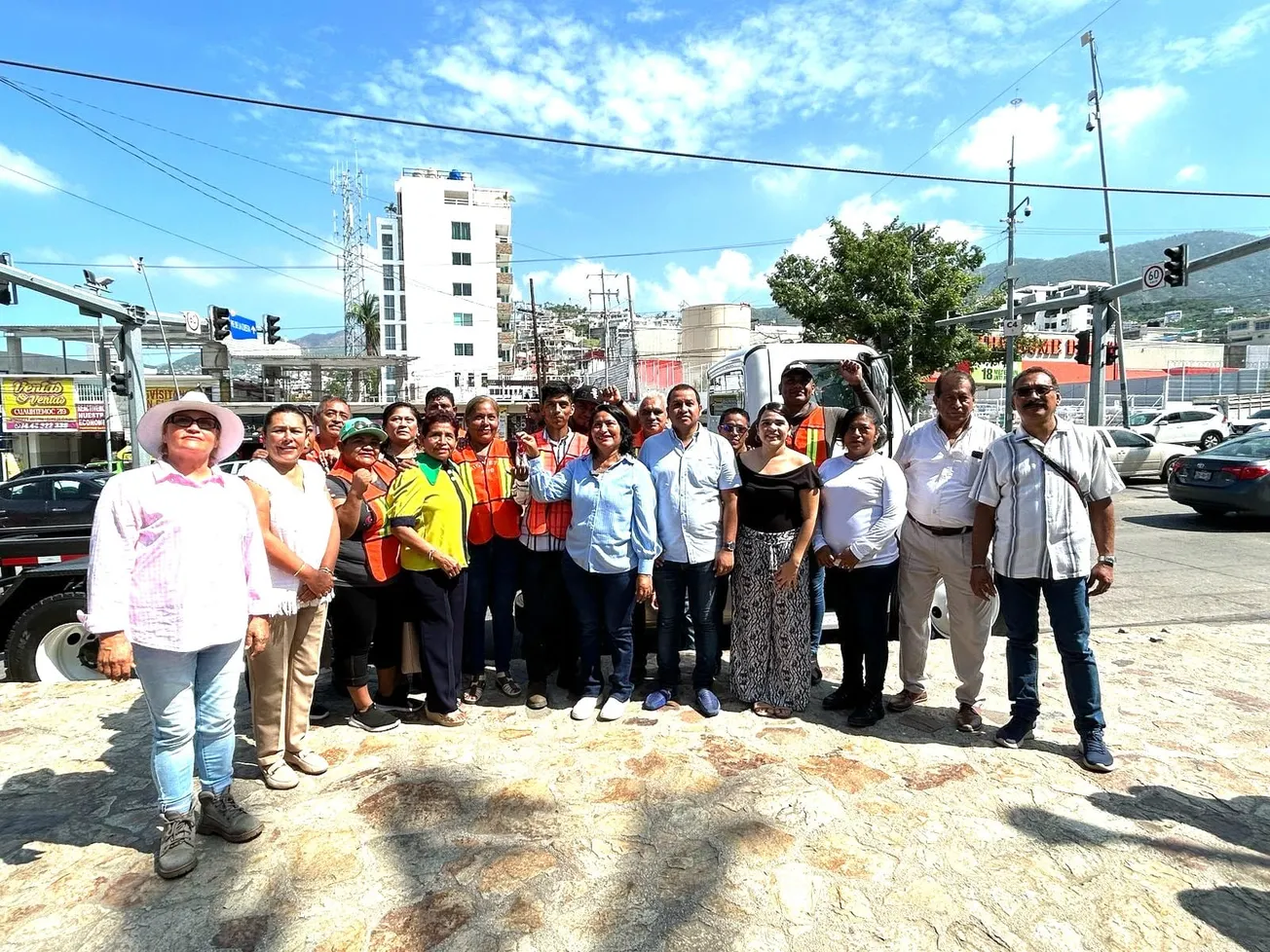 Entrega Abelina camión de 30 toneladas para la limpieza y saneamiento de las colonias de Acapulco