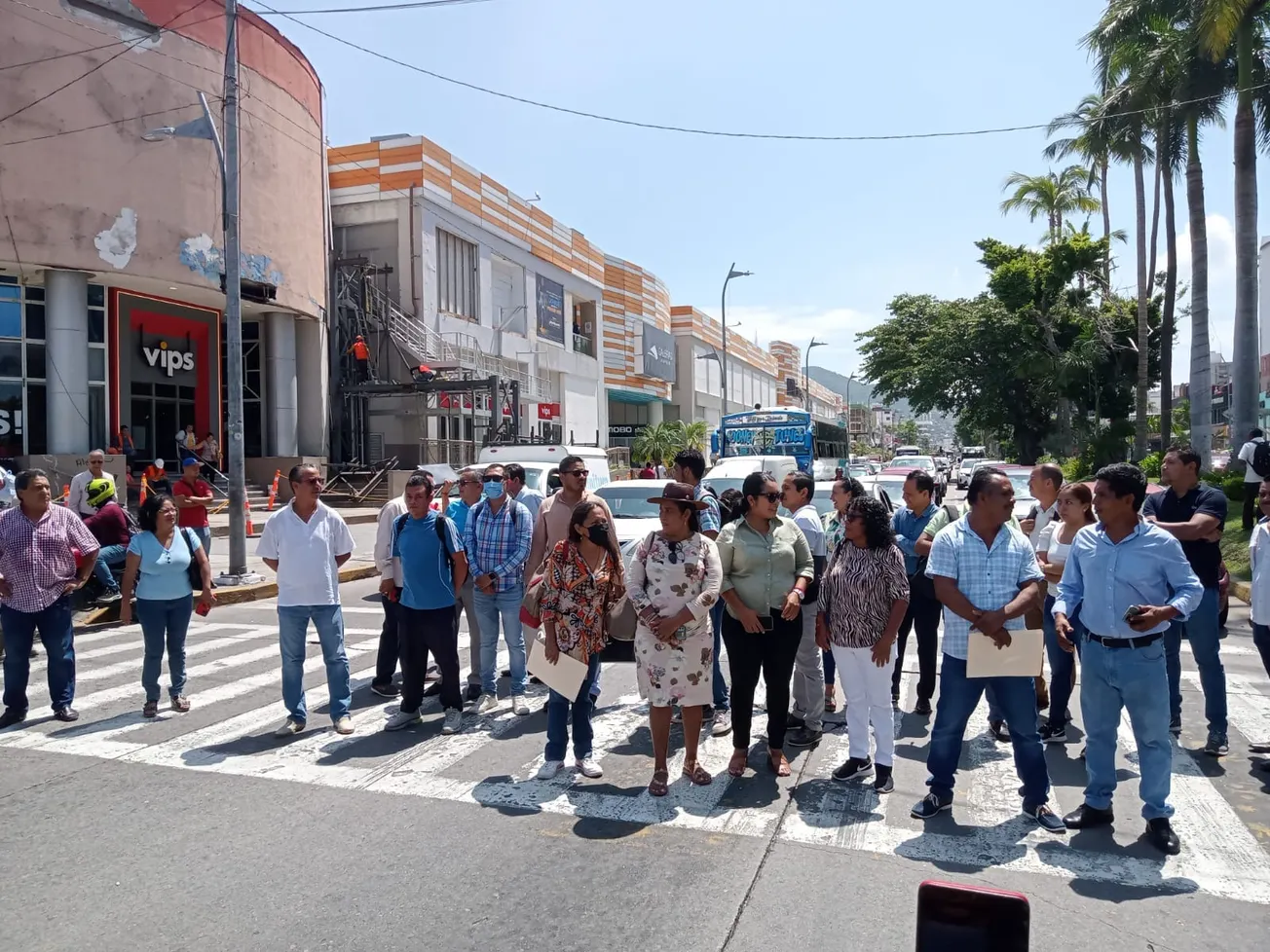 Abogados bloquean la Costera; piden dar servicios básicos a las Juntas de Conciliación