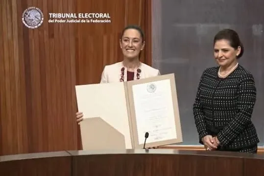 Sheinbaum recibe constancia como presidenta electa de México