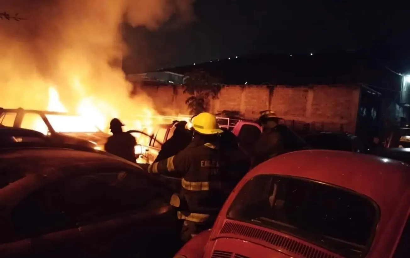Se incendia casa, un taller y vehículos en Chilpancingo