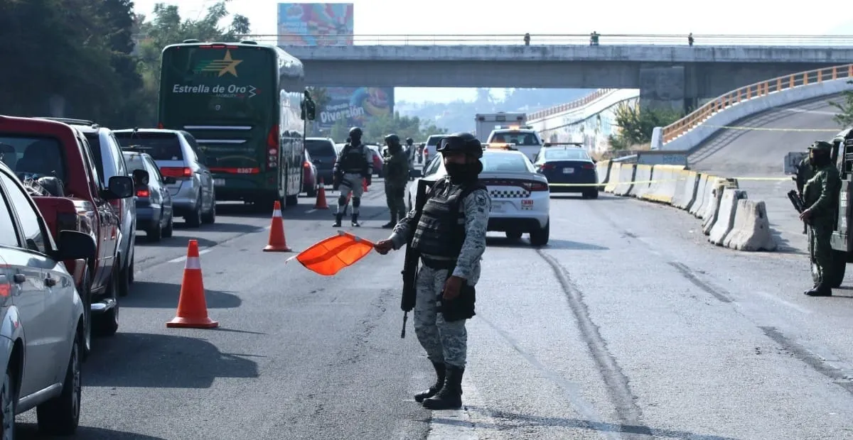 Cierran parcialmente la Autopista del Sol por volcadura de camión