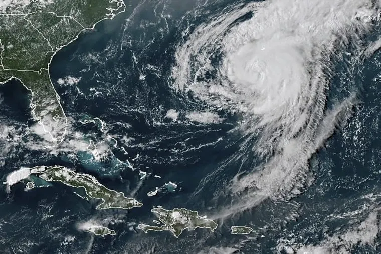 'Ernesto' toca tierra como huracán en Bermudas; hay alerta de inundaciones