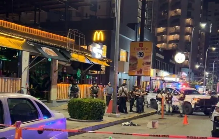 Arrojan la cabeza de un hombre frente a la zona de bares de la Costera en Acapulco