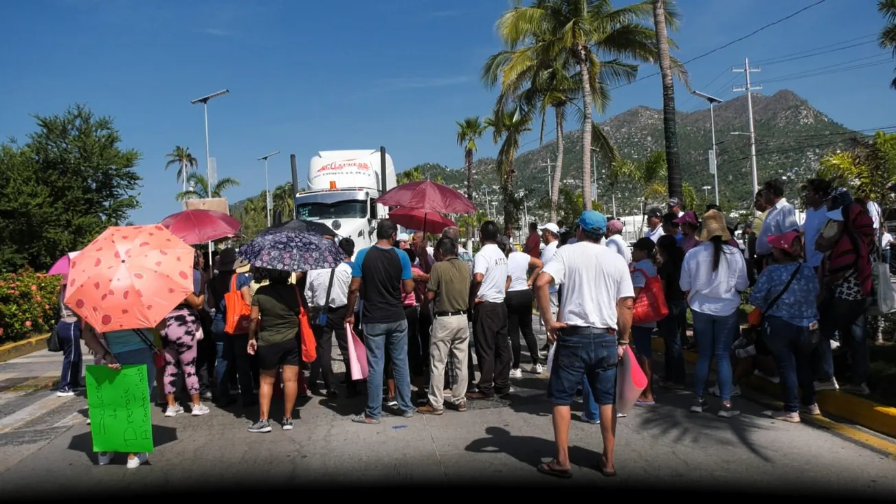 Bloquean en la zona Diamante de Acapulco por sistema colapsado de drenaje