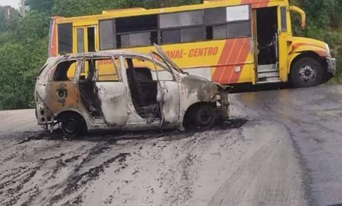 Prenden fuego a un auto en el poblado de La Venta en Acapulco