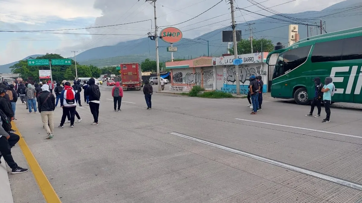 Planta Marcial Rodríguez a estudiantes de Ayotzinapa, toman la autopista del Sol