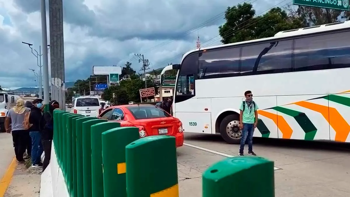 Normalistas de Ayotzinapa bloquean parcialmente la Autopista del Sol en Chilpancingo