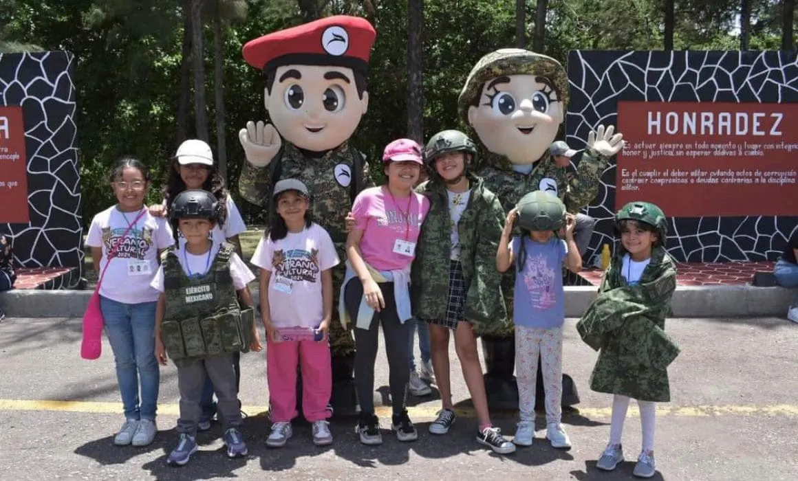 Niñas y jóvenes conviven con soldados del 50 Batallón de Infantería en Chilpancingo