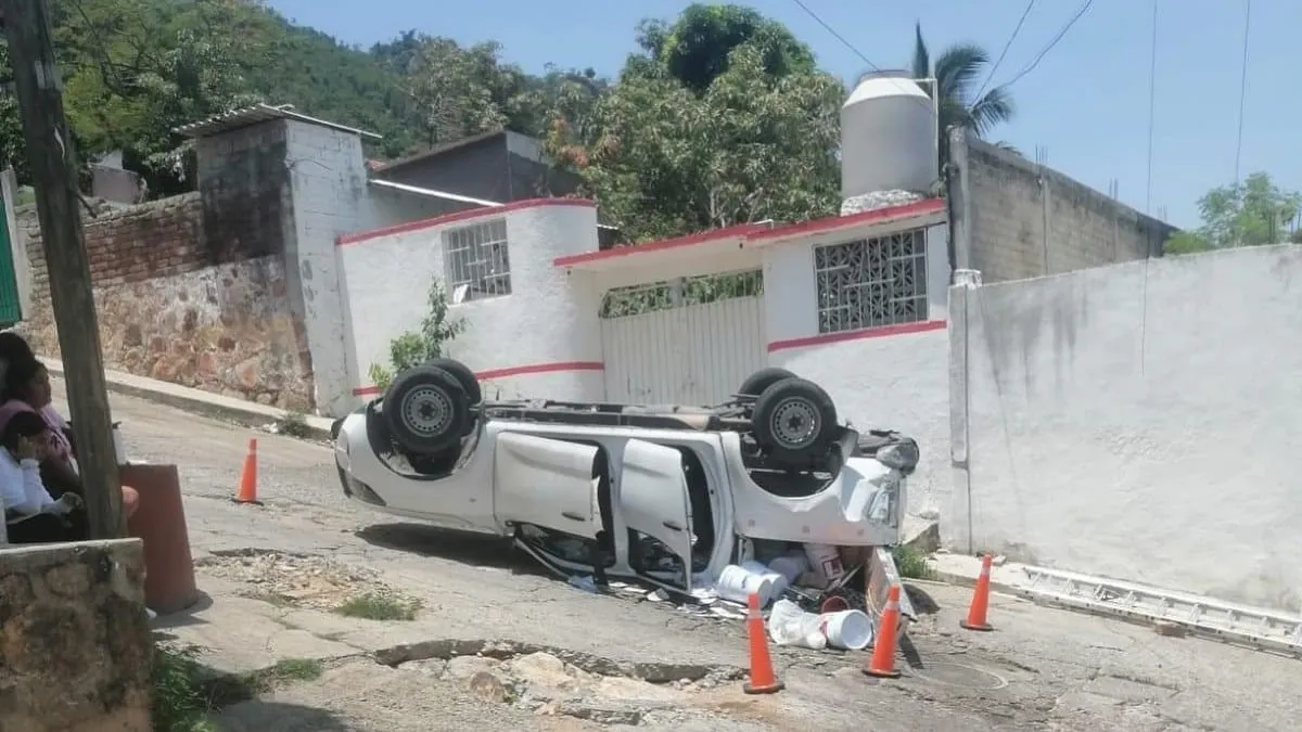 Volcadura de camioneta de servidores de la nación deja lesionados en Acapulco