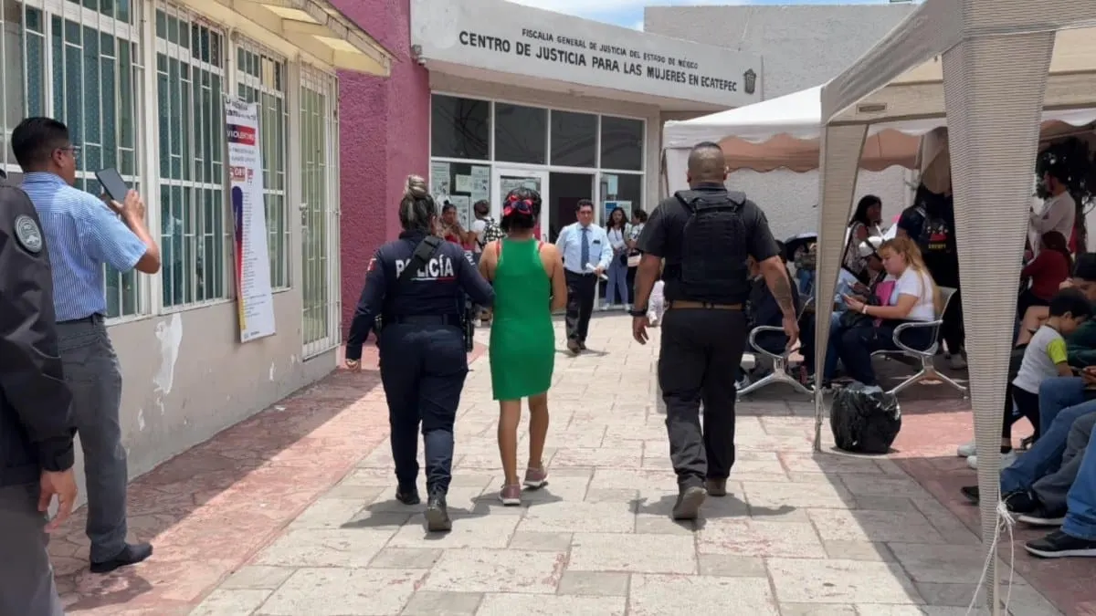 VIDEO: Detienen a mujer que agredió a menor en calles del Edomex