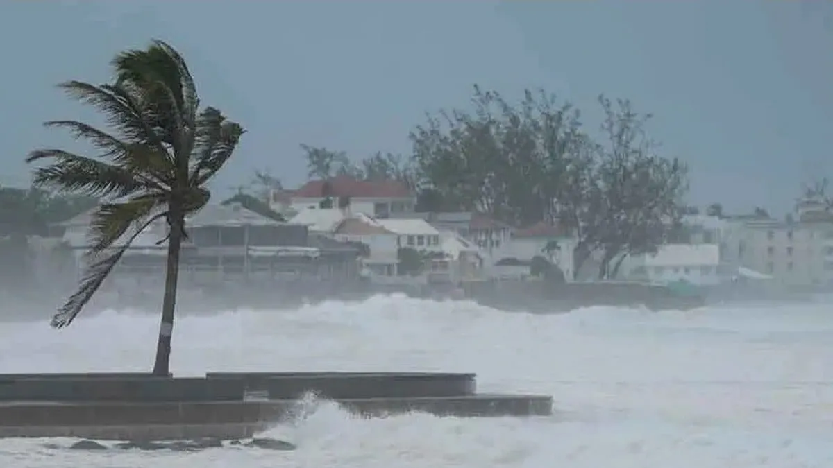 Huracán 'Ernesto' deja a miles sin energía eléctrica y causa inundaciones en Puerto Rico