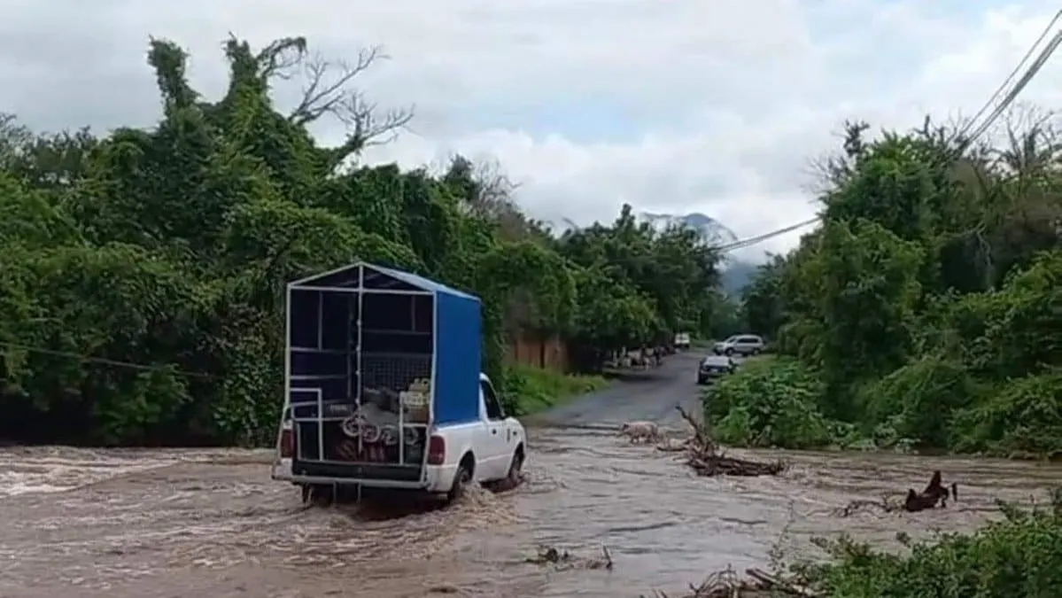 Inundaciones en Coyuca de Catalán y Ajuchitlán tras crecida de ríos y arroyos