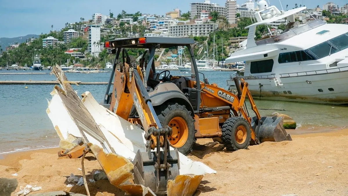 Retiran en Acapulco muelles flotantes destruídos por Otis