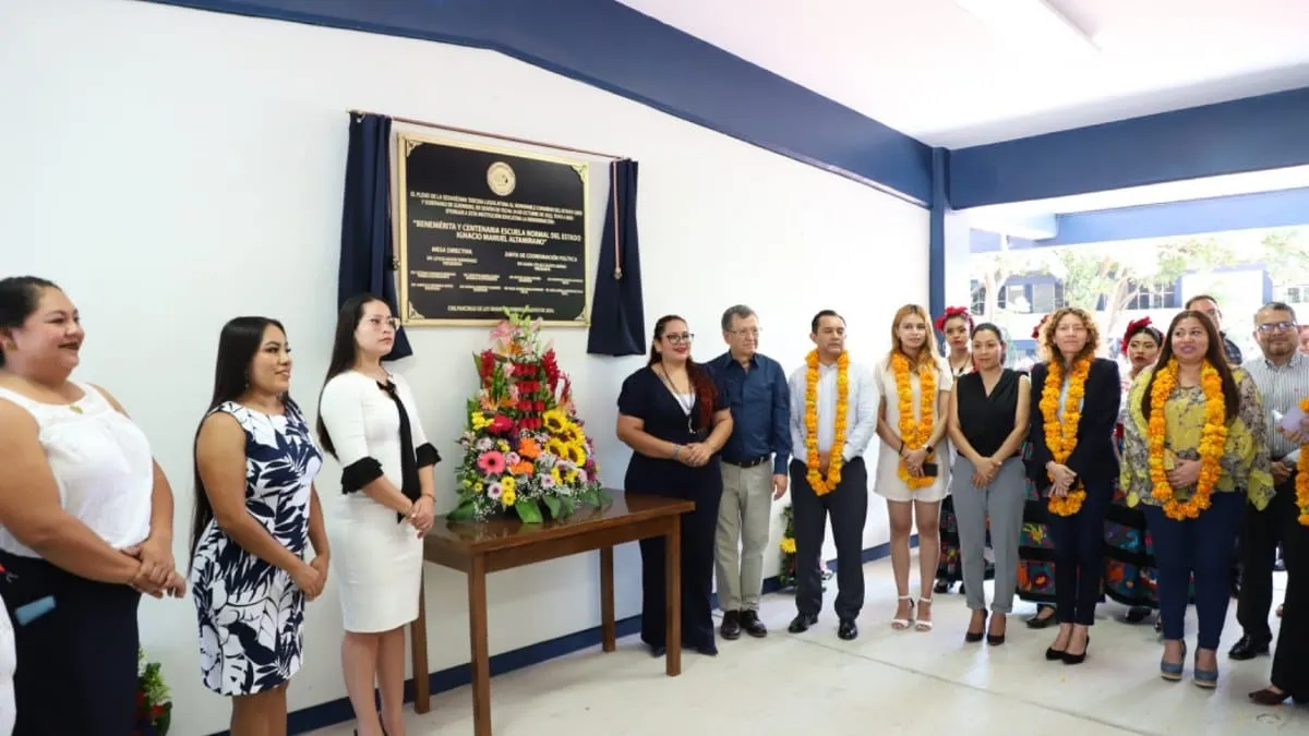 Develan placa de “Benemérita” a la escuela normal Ignacio Manuel Altamirano de Chilpancingo