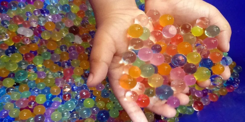 Estudio advierte peligro en niños por perlas de agua de hidrogel