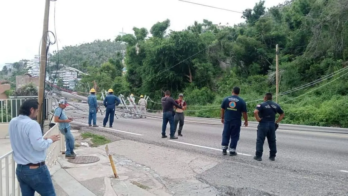 Accidente en la Escénica de Acapulco: pipa tumba postes eléctricos