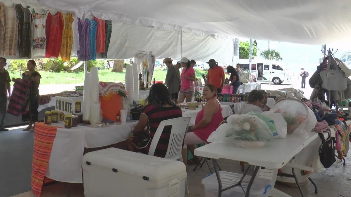Exhiben productos artesanales en el Zócalo de Acapulco