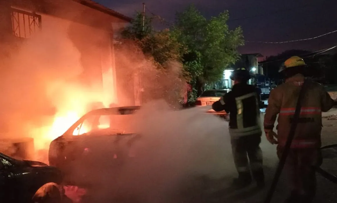 Se queman siete autos en un taller mecánico y una casa en Acapulco