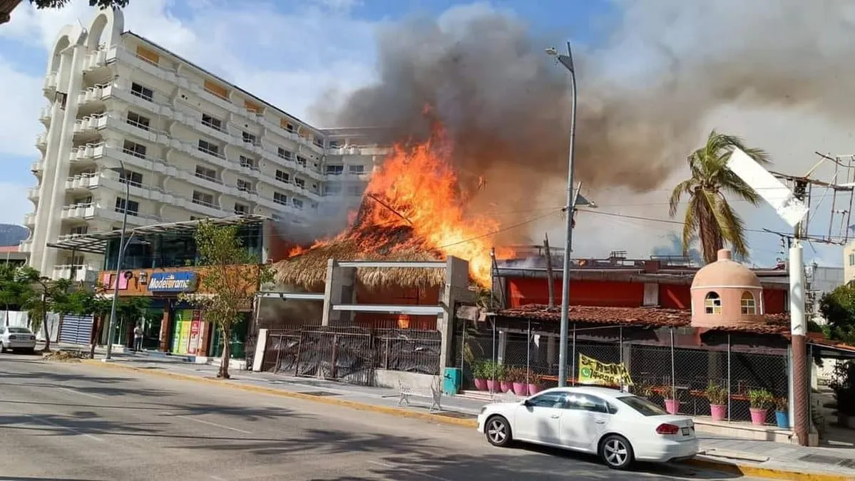 Se incendia un local sobre la avenida Costera de Acapulco