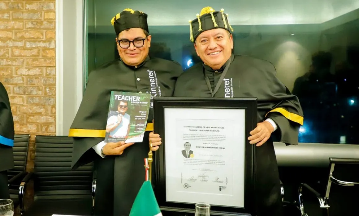Javier Saldaña es condecorado con doctorado Honoris Causa por su trabajo en la UAGro