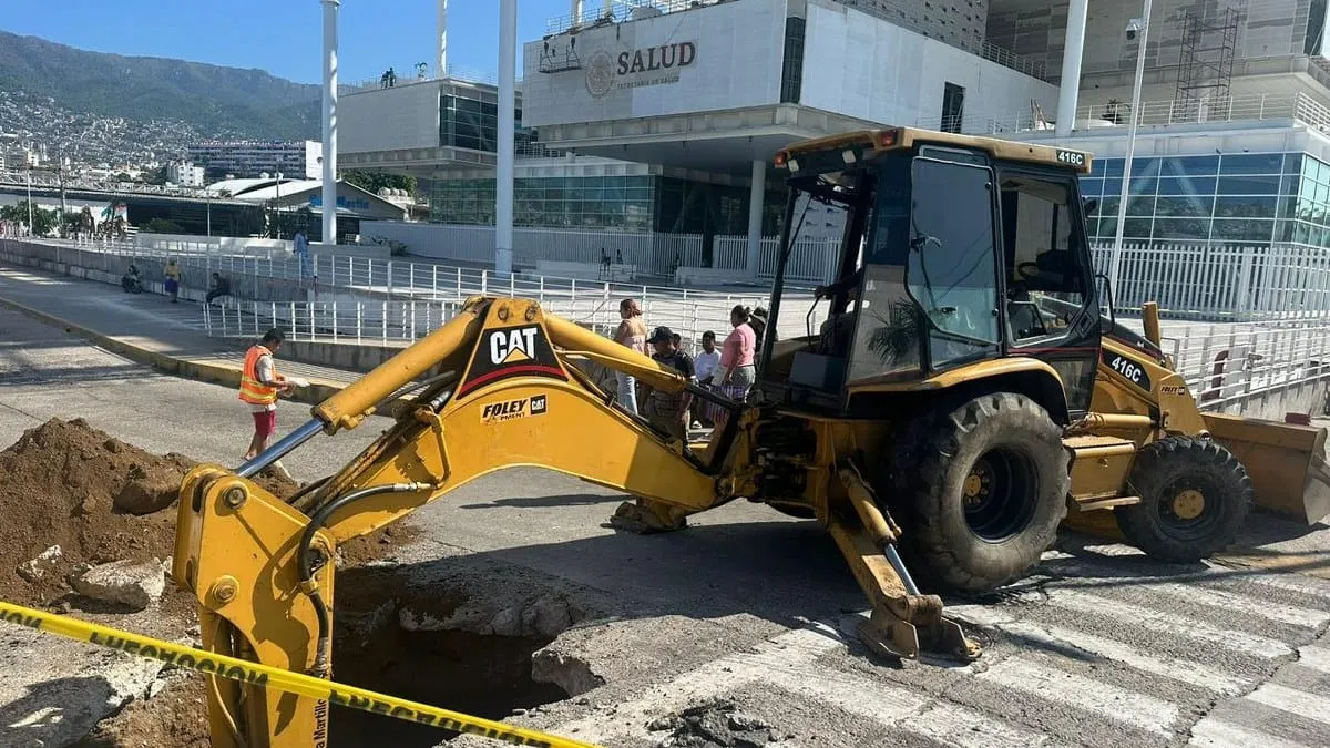 Se forma socavón por la Vía Rápida de Acapulco