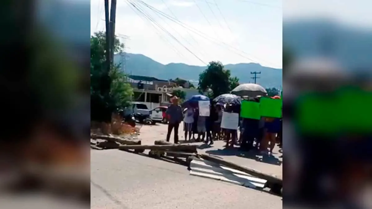 Bloquean carretera Acapulco-Pinotepa Nacional por presunto abuso policial