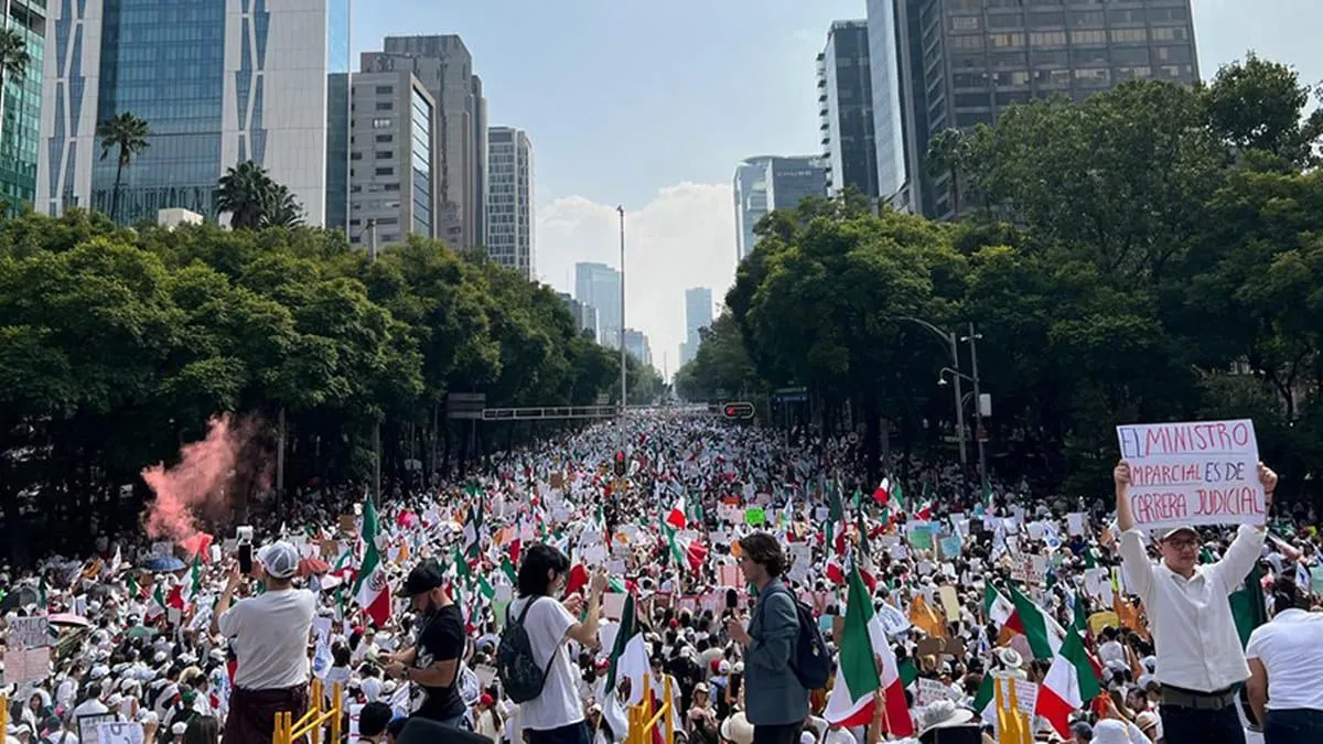 “¡Juventud informada, reforma rechazada!” Marchan miles de estudiantes de Derecho contra reforma de AMLO