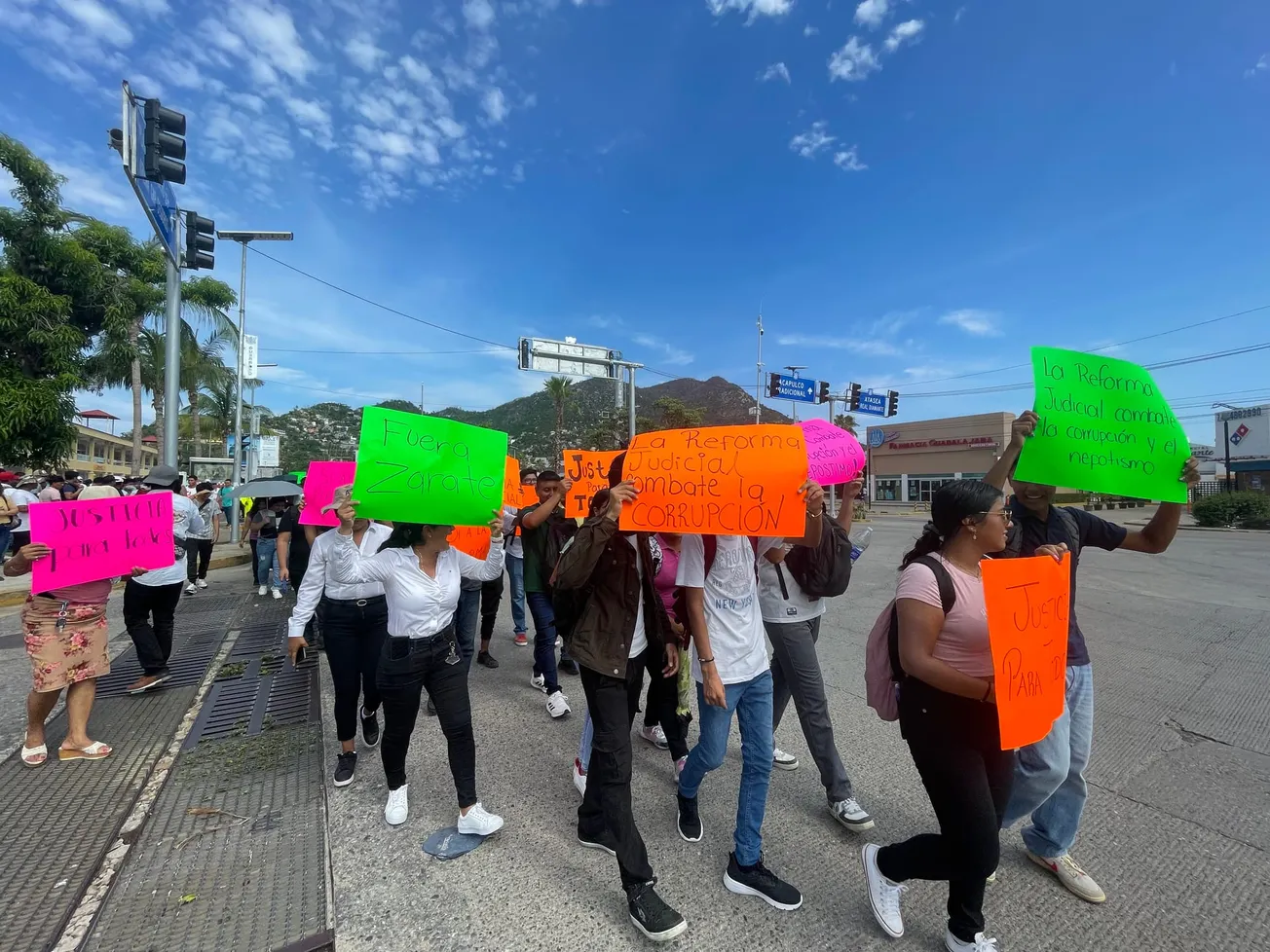 Marchan estudiantes del Tecnológico Acapulco a favor de la reforma judicial de AMLO