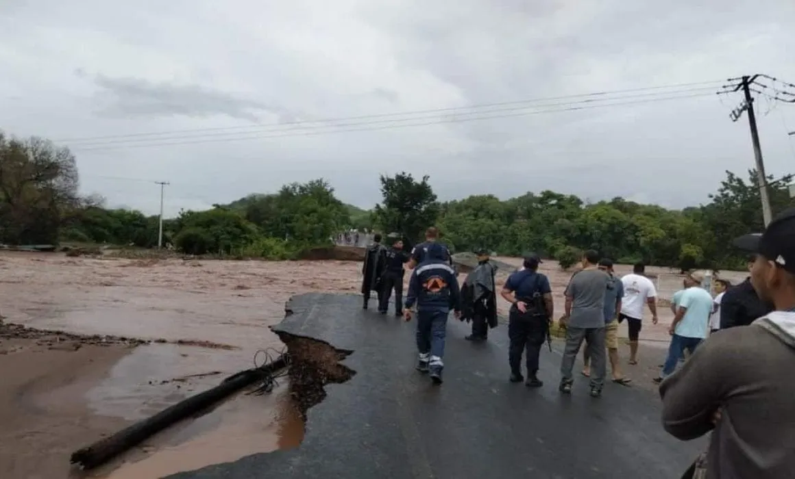 Colapsa puente del río Curio en Coyuca de Catalán ante inundaciones por John