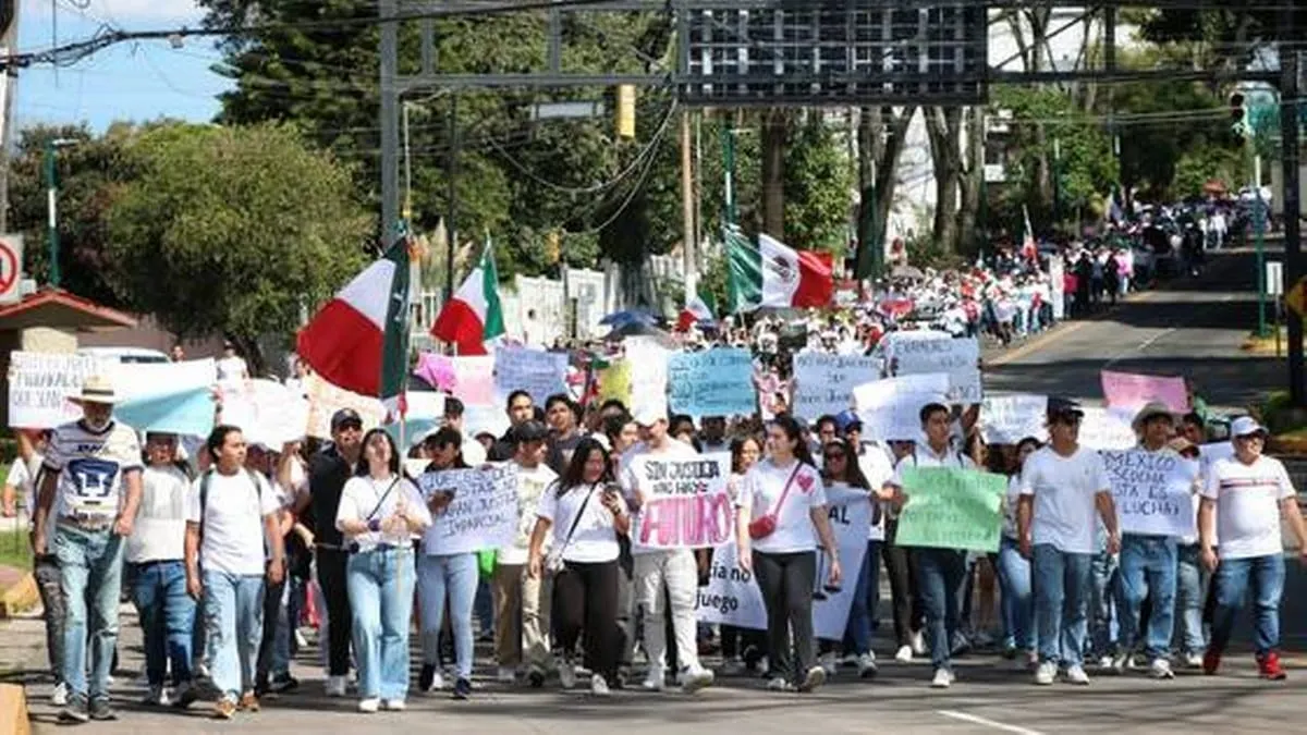 Marchan trabajadores del Poder Judicial por la México-Toluca van al Senado a protestar por reforma de AMLO
