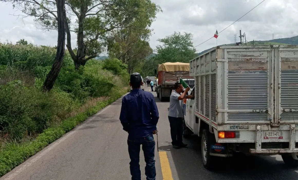 Sigue bloqueo en carretera de Chilapa por falta de maestros en escuelas