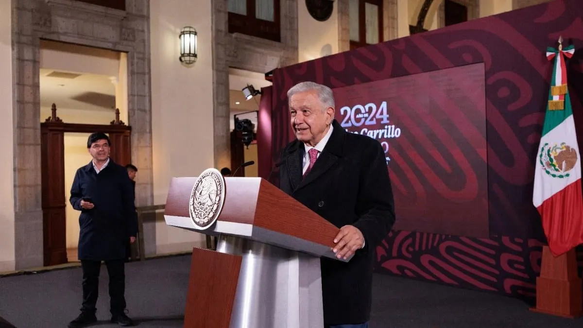 AMLO se va como llegó: peleando contra molinos de viento; arremete contra expresidentes y Loret de Mola