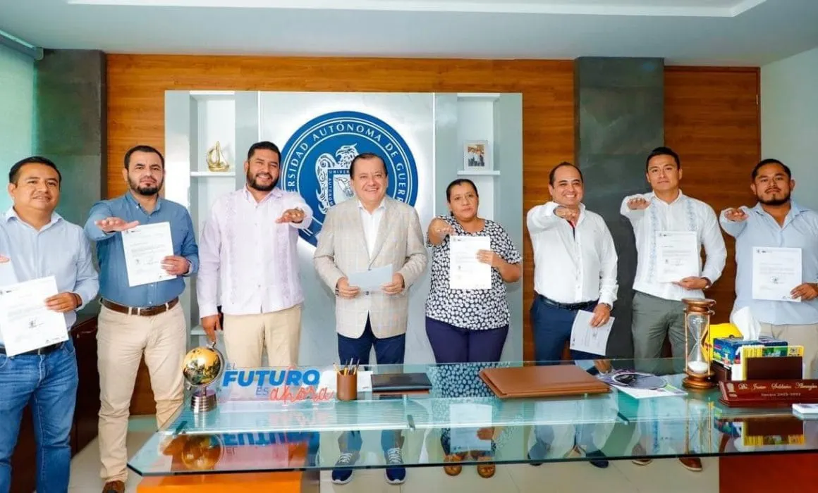 Javier Saldaña nombra a nuevos directores y coordinadores de la UAGro