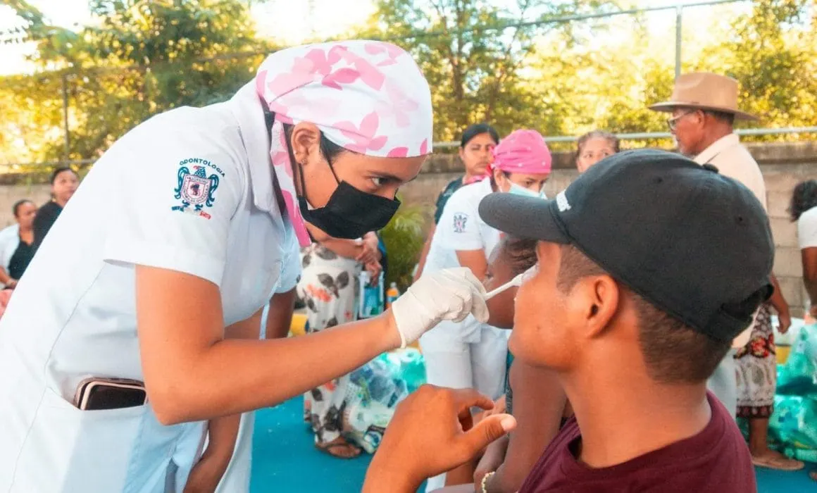 UAGro lleva brigada médica a familias damnificados por John en San Marcos