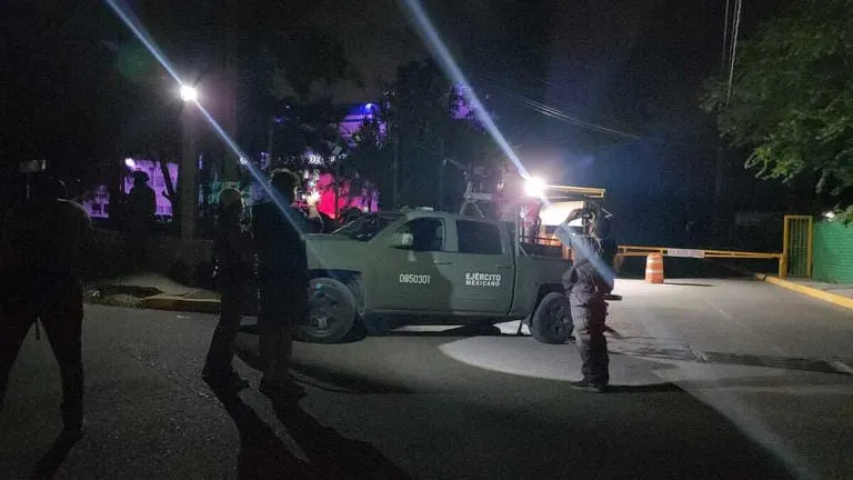 Abandonan camioneta con 11 cuerpos putrefactos en la entrada sur de Chilpancingo