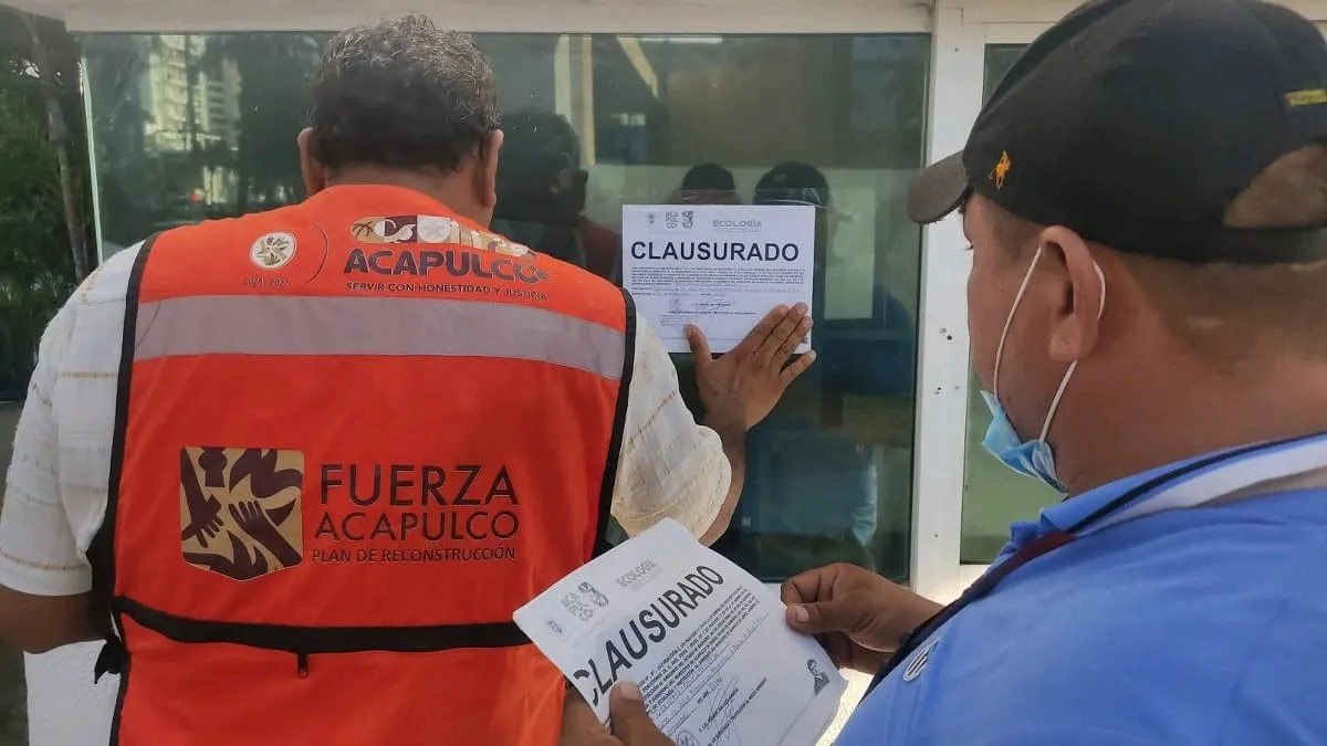 Clausuran condominio en playa Icacos por descarga de aguas residuales en Acapulco